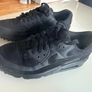 Nike Air Max stl 40,5 i fint skick - Svarta Nike Air Max, väldigt sparsamt använda och i mkt fint skick. Stl 40,5. Köpta på Footlocker i höstas.  Finns i Beckomberga, Bromma