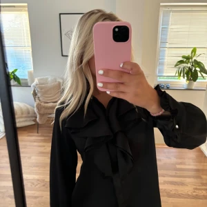Silkes blus  - Svart super fin och skön silkes blus/skjorta. Använd enstaka gånger men i super fint och nytt skick💕💕