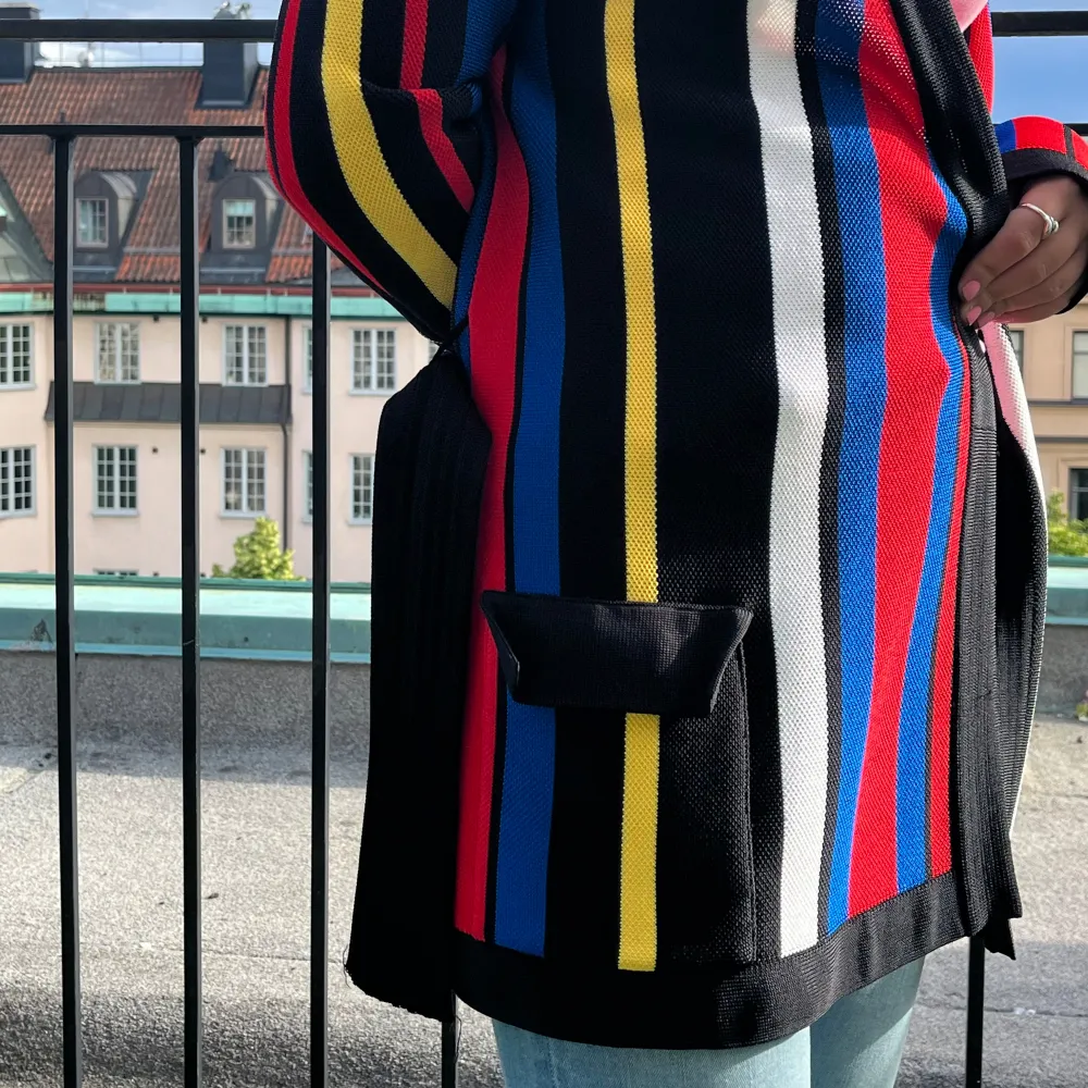 Exklusiv Vintage Balmain Flerfärgad Randig Stickad Kofta med tillhörande bälte. Storlek 38 men upplever den lite mindre än 38. Objekt nummer: 6670 345M Värdering: SEK 7500-10 000 Extraordinärt plagg från det legendariska modehuset Balmain. . Neuletakit & Villapaidat.