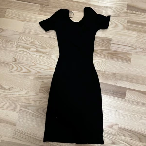 Klänning - En klänning som jag inte längre använder. Använt den flertal gånger men inte längre då den inte är min stil. I ryggen så är det v shapeat vilket är väldigt sött.