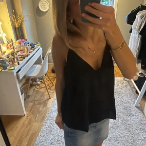 Satin linne - Säljer detta söta linne💕det har knappt använts så den är i väldigt bra skick! Vet tyvärr inte vart den är ifrån då det inte är någon lapp i🩷den är i storlek M men passar mig som har S/Xs bra