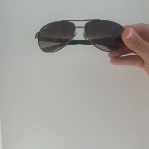 Ray-ban - Säljer ett par Ray-Ban i bra skick. Säljer de då jag inte längre använder dem. Tillkommer endast solglasögonen 