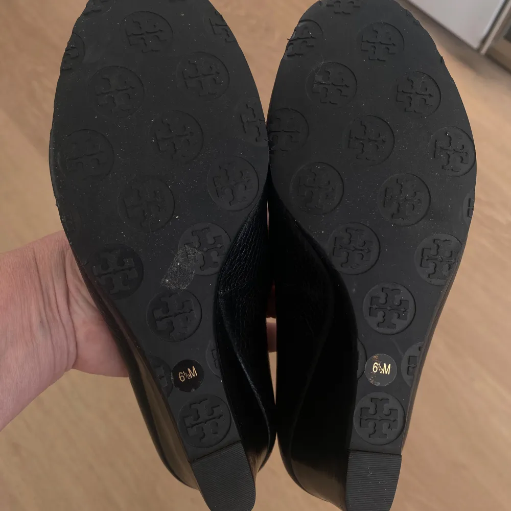 Black leather Tory Burch Wedge heels. As new with size sticker on bottom of shoe!  Size 6,5 (us) - 37 (eu). Skor.