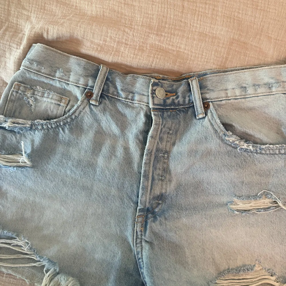 Säljer nu dessa populära & eftertraktade midrise jeansshortsen ifrån zara!! De är i storlek 40 men passar snarare M! Dom ör typ helt nya & endast använda 1 gång! . Shorts.