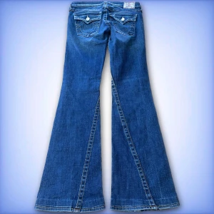 True Religion jeans - Ett par jätte fina bootcut True Religion jeans, gylfen är sönder, se fjärde bilden. Annars inga problem! Hör av dig ifall du har fler frågor!