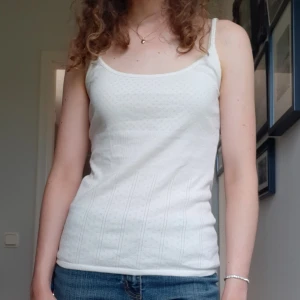 Vitt linne  - Vitt/cremevitt linne med fina små detaljer i tyget. 🤍 Har en liten grå prick och en beige prick (se bild 5) som knappt syns. 