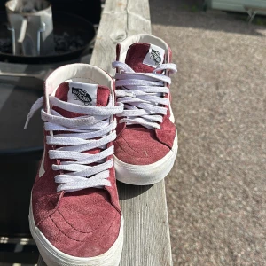 Vans - Säljer mina röda vans 💞💞de är köpta förra året och inte alls använda mycket, har tvättat det vita gummit på skorna men ej skosnörena. Pris kan diskuteras 