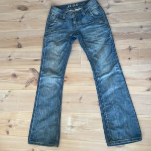 Bootcut jeans från M.O.D - Jätte snygga jeans från M.O.D. Säljer pga att dem tyvärr inte passar längre. Stl 27/32 och hittar inga defekter 