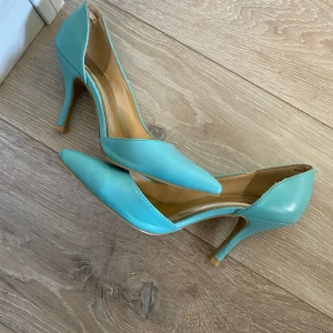 Klackar  - Säljer nu dessa skit coola klackar i en snygg turkos färg. De är i ett mycket bra skick och sulan i princip i ny skick. Säljer då storleken var missvisande, Står storlek 38 men skulle säga att det är i 37!   Säljer för 195kr 💙