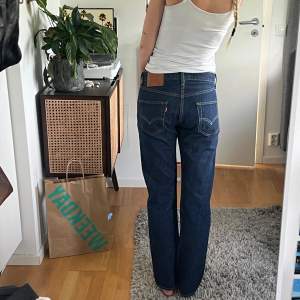 Levis 501or! Nästan aldrig använda! Storlek w28 l32, går ner till marken på mig som är 174 och har storlek 36💓Originalpris 1099, säljer för 300kr (går att diskutera)💓 Hör av er vid frågor!