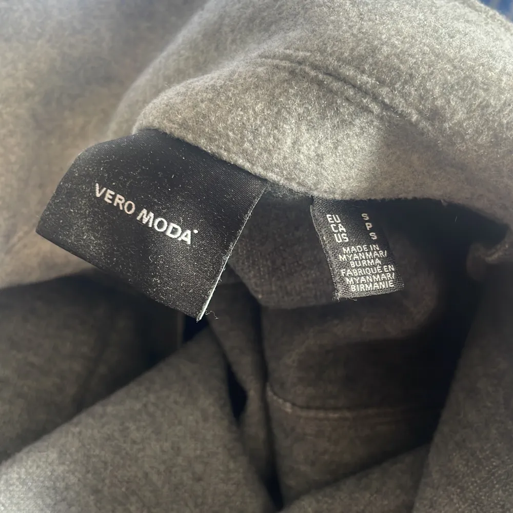 Grå kappa från vero Moda. Inga defekter, sparsamt använt. Skriv vid frågor!❤️. Takit.