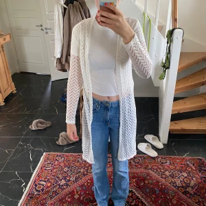 Lindex lyxkofta - Fin vit lite finare kofta som kan lyfta upp en hel outfit som gör den lite mer lyxig. Passar till mycket framför allt basplagg för en roligare outfit.  Tveka inte att höra av er i 💌 vid frågor. 