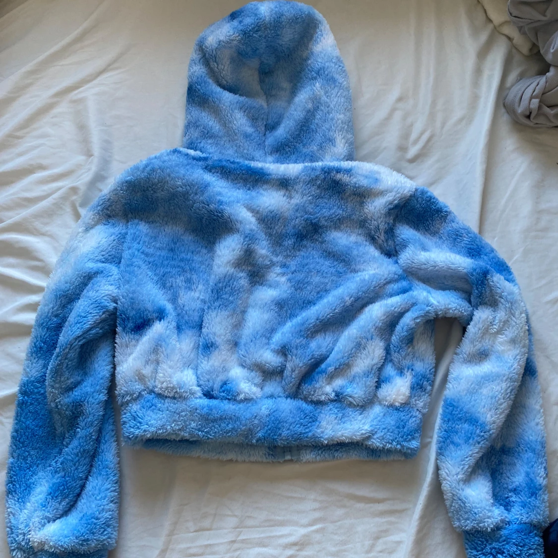 Blå och vit fluffig hoodie - 91