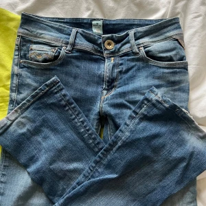 Replay jeans - Ett par skitsnygga och sköna Replay jeans, passformen är slim bootcut, de är lågmidjade och strl w26. Fint skick💞💞