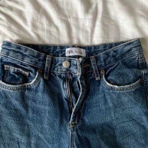 Zara jeans  - Midwaist jeans i jättebra skick från Zara.  Innerbensläng 83cm och midja 35cm 💓