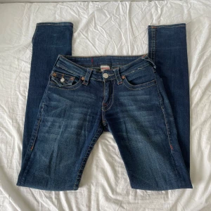 true religion jeans - jeans från true religion med fina detaljer och slits! de är lite utsvängda men inte lika mkt som på bild 3. nypris 1300kr! midjemått ca 35cm, ytterben ca 106cm och innerben ca 84cm. står strl 26 men jag rekommenderar att kolla måtten! <3