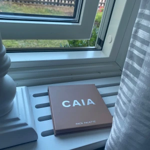 Caia Palett - Helt ny caia palett med plasten kvar på spegeln. Kartongen finns dock ej kvar. Limited edition utgåva💗