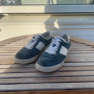 Tom Ford Suede Sneakers - Hej! Säljer mina galet snygga Tom Ford skor pga att dem inte längre används. De är i mycket bra skick, skulle säga 8/10, några små smutsfläckar, men inget som inte går bort med en snabb tvätt! Nypris: 6000-7000kr, Storlek: 43. Hör av dig vid frågor!😊