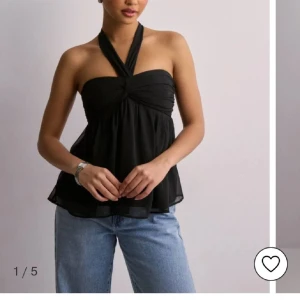 Topp Nelly  - Säljer denna fina topp från Nelly i strl Xs. Säljer då den tyvärr är för liten, nypris 349kr och använd 1 gång.