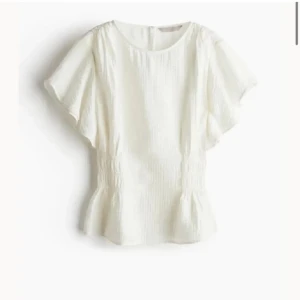 Vit blus - Så fin blus från Hm, helt slutsåld. Storlek M men sitter som en S💞