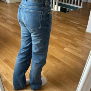 Jeans från Weekday - helt nya midwaist jeans från weekday, W26 L32, aldrig använda! nypris 600kr💓
