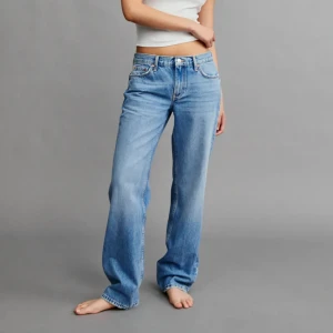 low straight jeans  - populära lågmidjade jeans från gina tricot i en jättefin ljusblå färg. Använda men fortfarande i väldigt bra skick. Nypris 499.95. Kom privat för fler bilder. Läs bio innan köp! 
