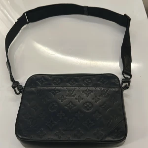 Svart axelväska och plånbok från Louis Vuitton - äkta LV Messenger väska säljer pga att jag it använder den längre skriv om ni har några funderingar