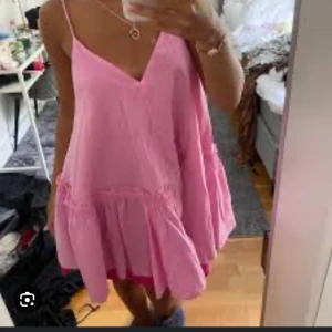 Rosa klänning cos - Säljer denna slutsålda virala klänning från cos. Storleken är 44 men den passar mest xs till m!❤️❤️ såå fin