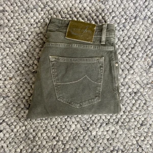 Jacob Cohen 622 - Tja säljer dessa snygga Jacob Cohën jeansen, skicket är bra, de är korta därav priset, skriv vid fler frågor eller funderingar 