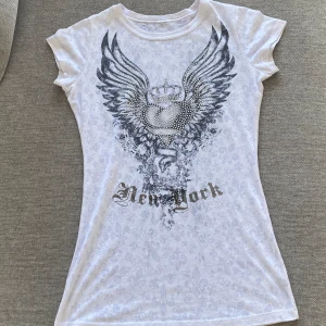 T-shirt - As snygg vit t-shirt med rhinestones och sätter sig med kroppen🤍🪽