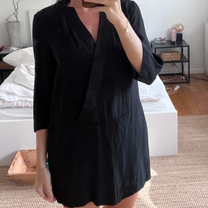 Svart klänning - Svart klänning från Wera Stockholm med svarta satinkontraster. Använd ett fåtal gånger.