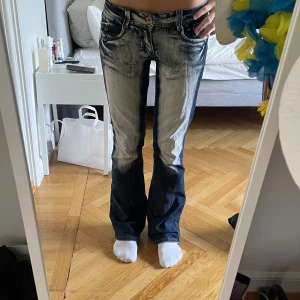 Vintage jeans - Sjult coola vintage jeans köpta i London. Snygg och unik tvätt på jeansen med najs detaljer på fickorna där bak. 