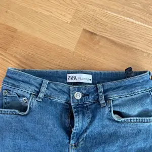 Säljer dessa jeans för ddm inte passar länge, kanppt använda och bra skick köpt från zara Bootcut jeans 