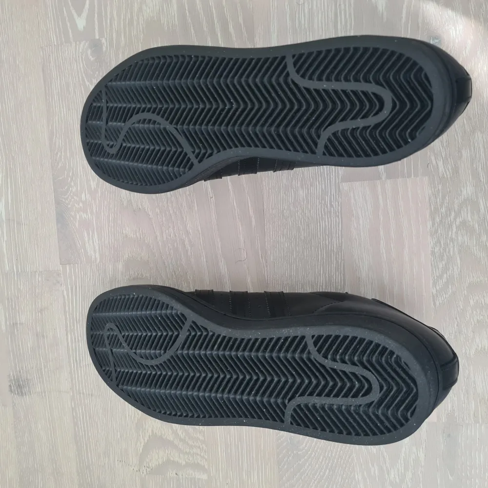 Oanvända svarta adidas sneakers. Storlek 43   Orginalpris: 1349 kr. Skor.