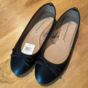 Ballerina - Helt nya ballerina skor som tyvärr är för små. 