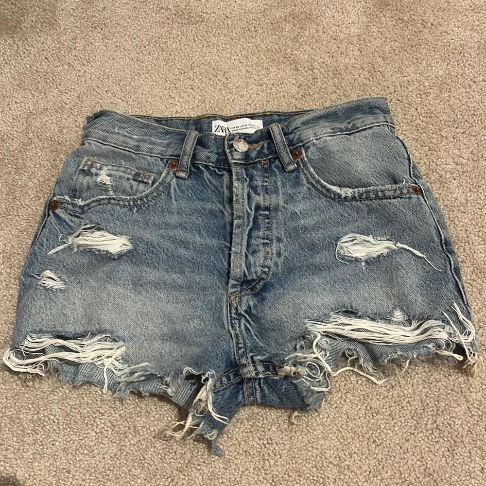 Denimshorts från zara i mycket gott skick! Storlek 32💕. Shorts.