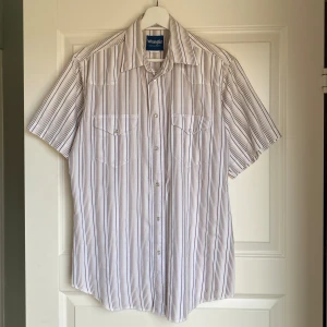 Kortärmad skjorta från Wrangler - Kortärmad vintage skjorta från Wrangler, köpt på Beyond retro för ca 300. Storlek M herrstorlek. Aldrig använd.