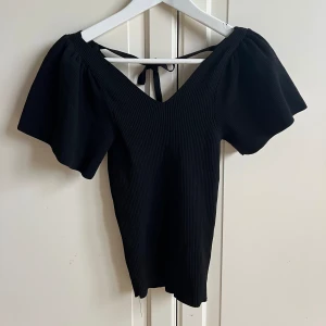 Svart topp från only stl: xs  - Svart topp från only med fina puffärmar och knytning baktill, använd 2 gånger, storlek xs men har mkt stretch. 