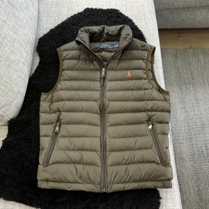 Ralph lauren väst  - Säljer min Ralph lauren väst i bra skick. Storlek xs men passar S, jag är ca 1,78. Nypris 3195. Tags medföljer. 