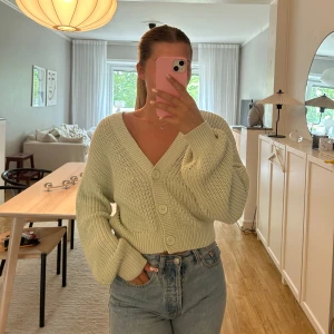 Kofta  - Stickad kofta från H&M! I jättefint skick💕 storlek S!