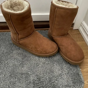 Ugg - Classic short  Stövletter Chestnut