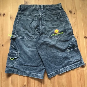 Jnco jorts - Säljer dessa ultra vintage jnco legendary jorts! Köpta begagnat och inte använda sedan dess. Waist:40cm Length:63cm. Skick 10/10, mint condition utan några skador vad jag ser! Kontakta för mer info!