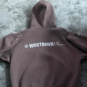 WRSTBHVR Hoodie  - Tja! Säljer men nästintill oanvända wrstbhvr Hoodie i strlk M, tröjan är endast använd 1 gång, nypris på denna ligger på runt 1500kr, tveka inte på att höra av dig vid frågor! 