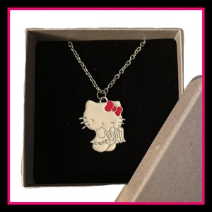 Hellokitty halsband!🩷 - Jag säljer detta söta hellokitty halsband då det inte kommer till användning💗 skriv gärna vid frågor eller fler bilder!