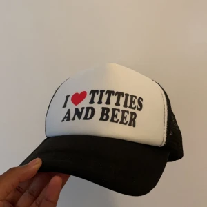 Keps - Lite rolig keps som jag inte har vågat haft på mig😅 den går att justera där bak. den är i nyskick. Få se om ngn är modigare än mig!