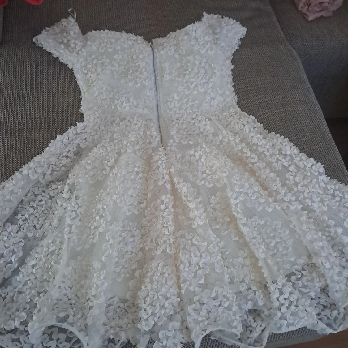 Vit klänning med spetsdetaljer - 2