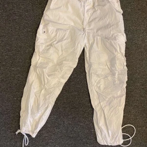 Cargobyxor  - Nya cargobyxor i storlek 36/s, aldrig använda, från HM, tunn material 