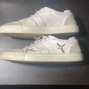 Axel Arigato - Hej säljer mina Axel arigato eftersom jag inte passar dom längre! Dom ser smutsigare än vad dom är skulle säga att den ör typ 4/10 smutsig, går absolut att göra renare!