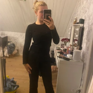 Zara tröja  - Säljer denna super fina svarta tröja med guld detaljer från zara som endast är andvända ett fåtal gånger💞