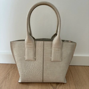 Beige handväska från zara - Beige skinn handväska från zara. Väskan är i mycket bra skick och har aldrig använts. Kommer även med axelband till. 
